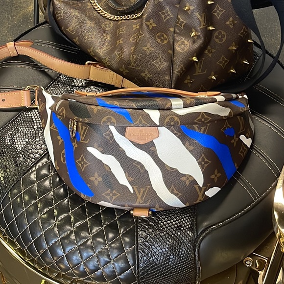 Louis Vuitton Bumbag - Picture 5 of 7